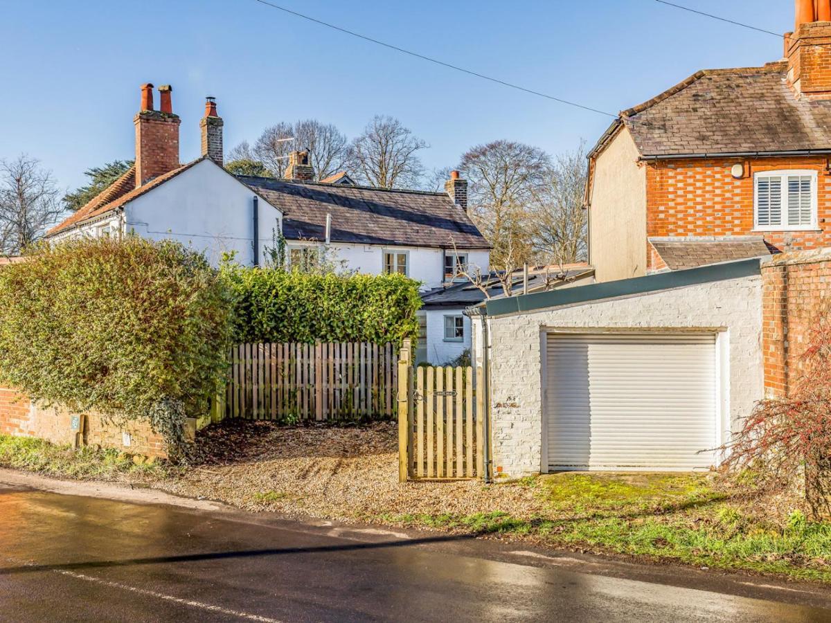 Pass The Keys Charming Downland Cottage Chichester Exterior photo