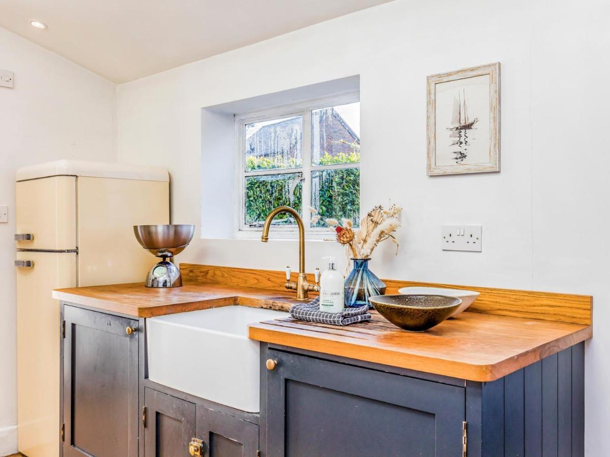 Pass The Keys Charming Downland Cottage Chichester Exterior photo